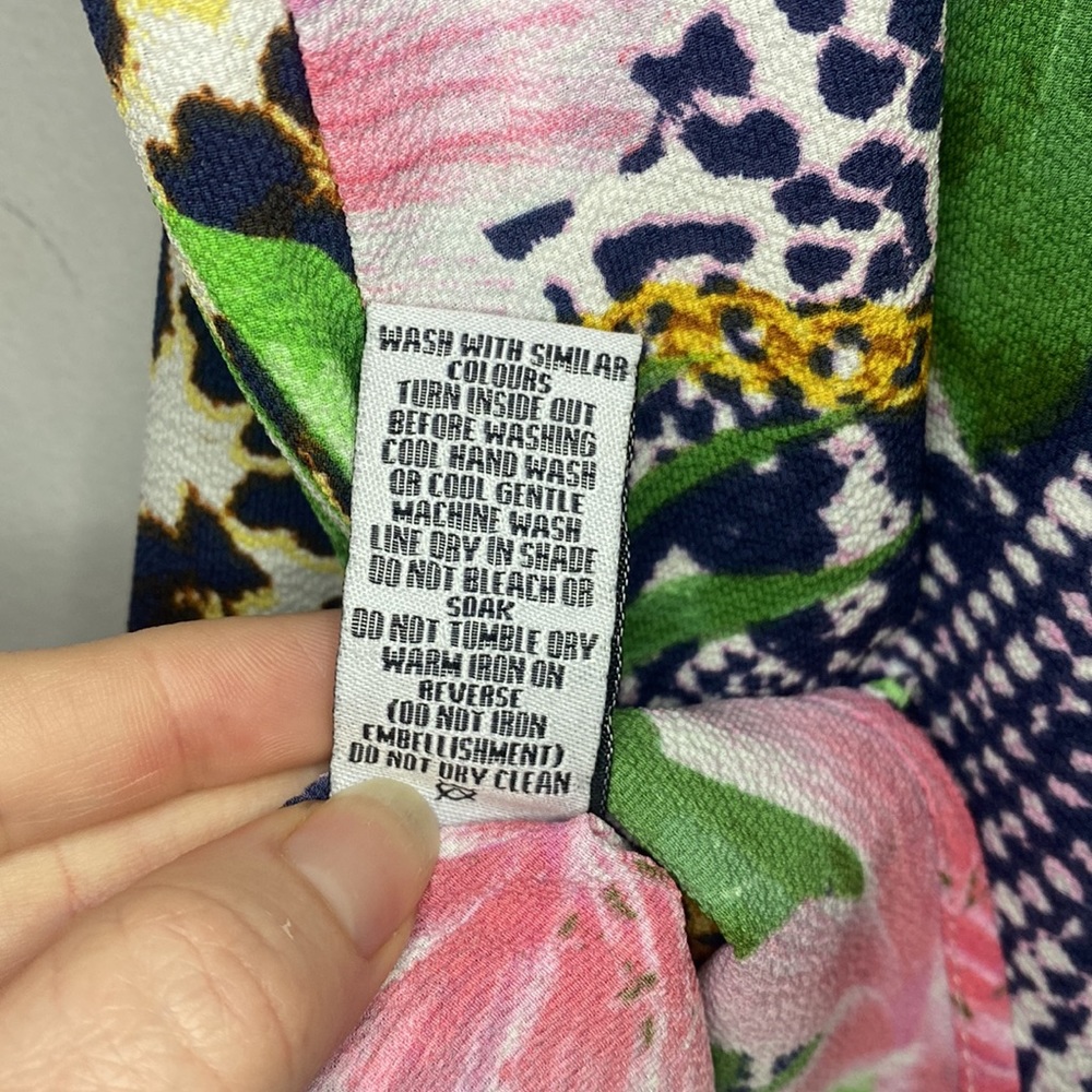 Rockmans - Tropical Print Blouse Top with decorative v neckline - Size 20 - Picture 6 of 6